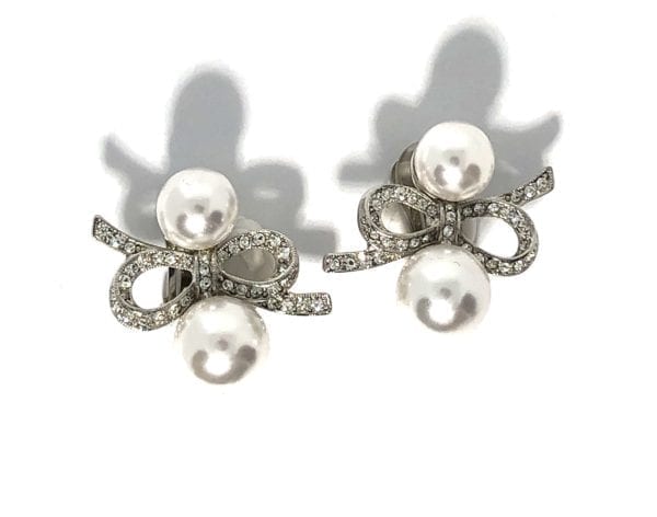 KENNETH JAY LANE, SILVER CRYSTAL DOUBLE PEARL BOW CLIP EARRING - Image 2